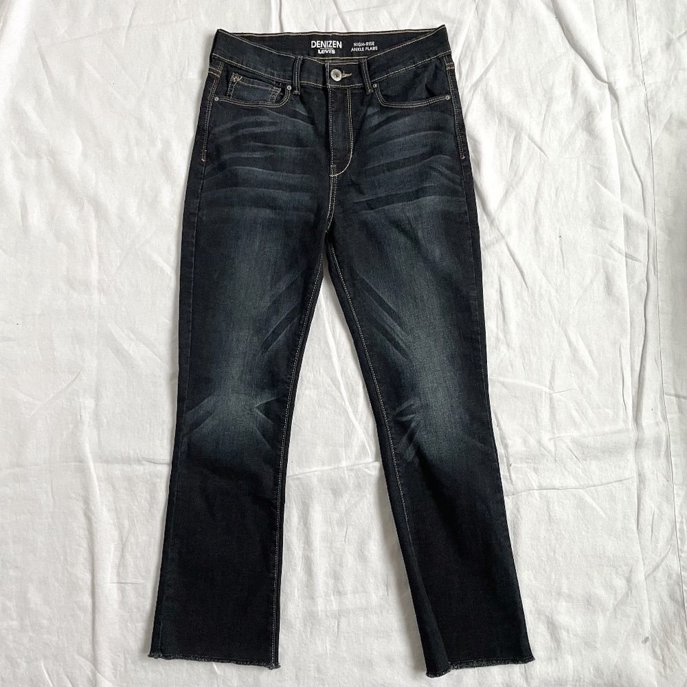 Levi's Women's Denim Jeans Dark Washed Stretch W30 EUC - Picture 2 of 10